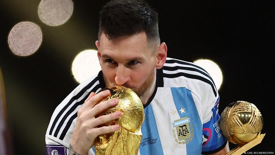 Lionel Messi mencium trofi Piala Dunia usai membawa Argentina menjuarai Piala Dunia 2022 Qatar.