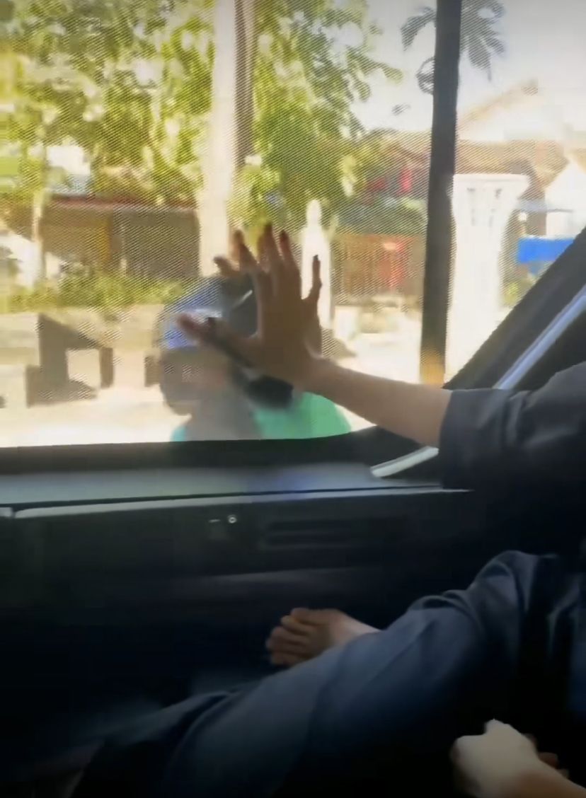  Laura Basuki Terekam Kamera Saling Tempelkan Telapak Tangan dengan Driver Ojol