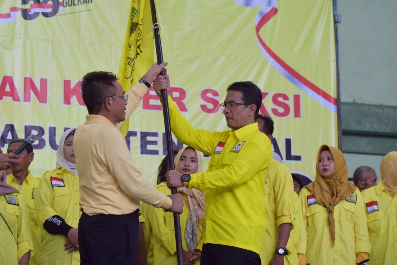 Ketua DPD Partai Golkar Kabupaten Tegal, Agus Solichin saat pengukuhan kader saksi