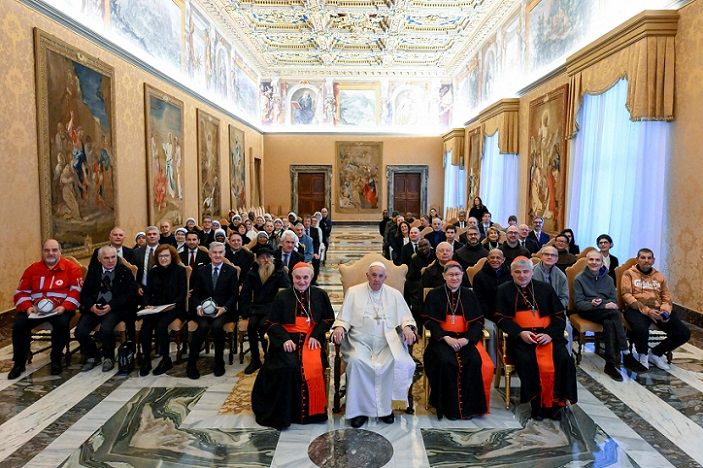Paus Fransiskus berfoto saat perayaan ulang tahunnya yang ke-86 saat bertemu dengan delegasi Penghargaan Bunda Teresa di Vatikan, 17 Desember 2022. 