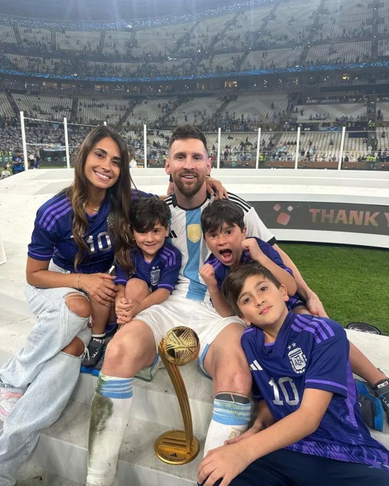 Lionel Messi bersama keluarganya, Antonela Roccuzzo dan putra-putra  mereka Thiago (10), Mateo (7) dan Ciro (4) bangga dengan pencapaian Messi dan Argentina./