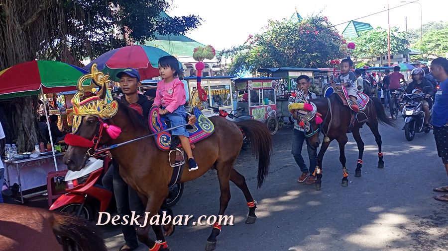 Tampilan kuda renggong di Alun-alun Sumedang, Jawa Barat.