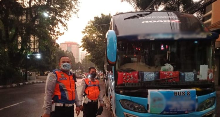 Personel PDKT Dishub Kota Bandung tindak bus pariwisata yang parkir di trotoar depan hotel Jalan Gatot Subroto, Selasa 20 Desember 2022.