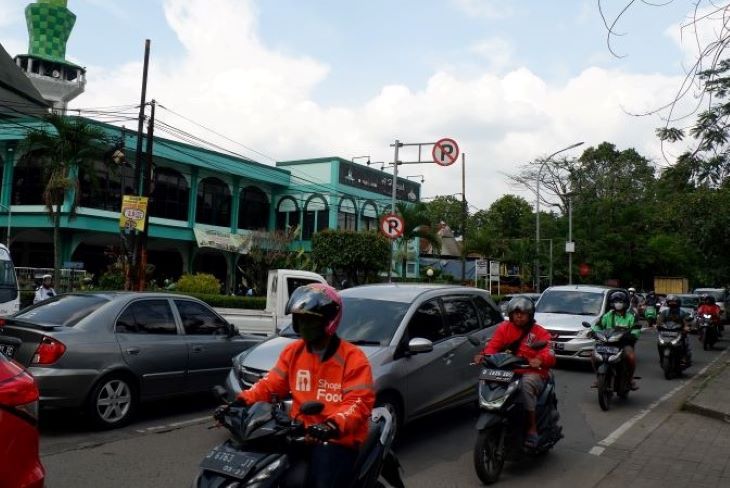 Antrian kendaraan dari arah utara Jalan Arcamanik Endah betulan  Masjid  Jami Al Hidaya Kelurahan Sukamiskin Kecamatan Arcamanik Bandung, nyaris tidak mengenal waktu.