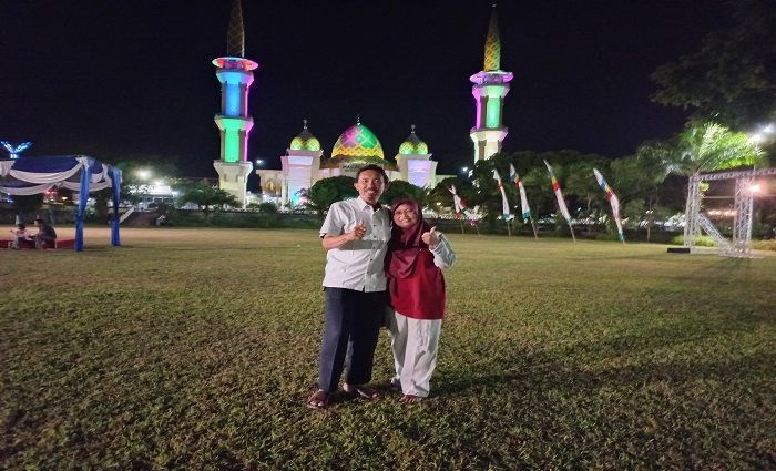 Turis yang berkunjung ke Alun-alun Magetan bisa berfoto dengan latar belakang Masjid Baitussalam yang dhiasi cahaya lampu warna-warni.*  