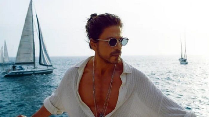 Shah Rukh Khan dalam lagu Besharam Rang dari film mendatang, Pathaan.*  
