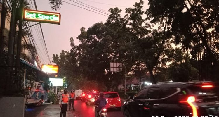 Trotoar depan hotel di Jalan Gatot Subroto Kota Bandung sudah clear dari bus pariwisata yang tadinya parkir sembarangan, Selasa 20 Desember 2022.