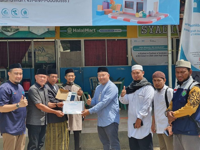 PT Bank Syariah Indonesia Tbk (BSI) dan BSI Maslahat meluncurkan UKM dan Serambi Sehat Masjid Baiturrahman Makassar, dan  juga launching agen BSI Smart di lingkungan masjid. Foto: BSI Maslahat 