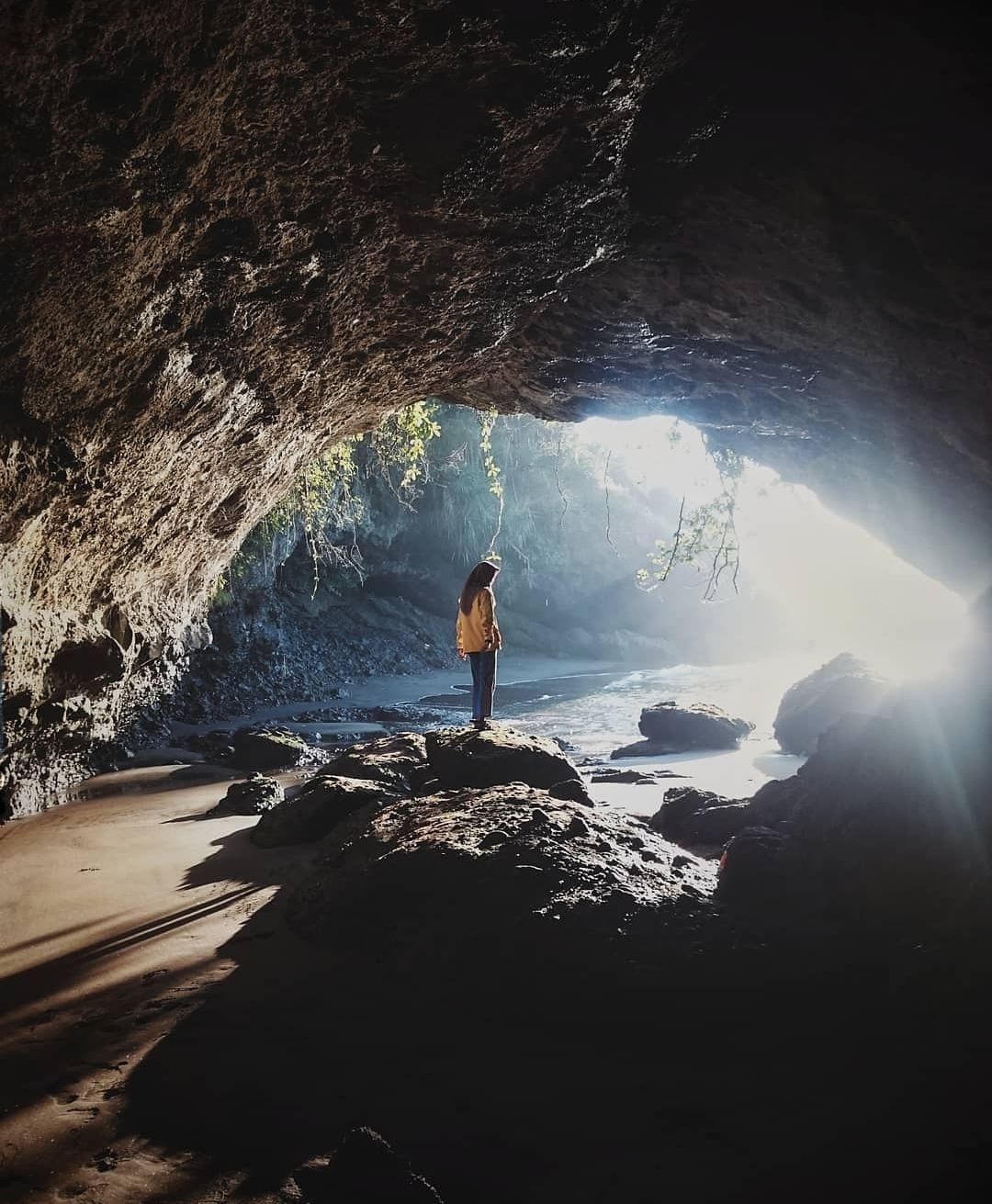 Pantai Karang Bolong. Spot Instagramable 5 Wisata Hits Kebumen: Pitris Ocean, Pantai Kebumen hingga Lihat Pelangi di Taman Badegolan