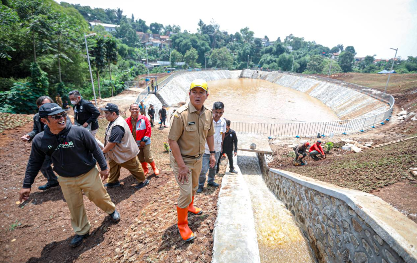 Sekda Kota Bandung Ema Sumarna mengunjungi kolam retensi Cisanggarung yang diyakini bisa mengatasi persoalan banjir di wilayah Arcamanik