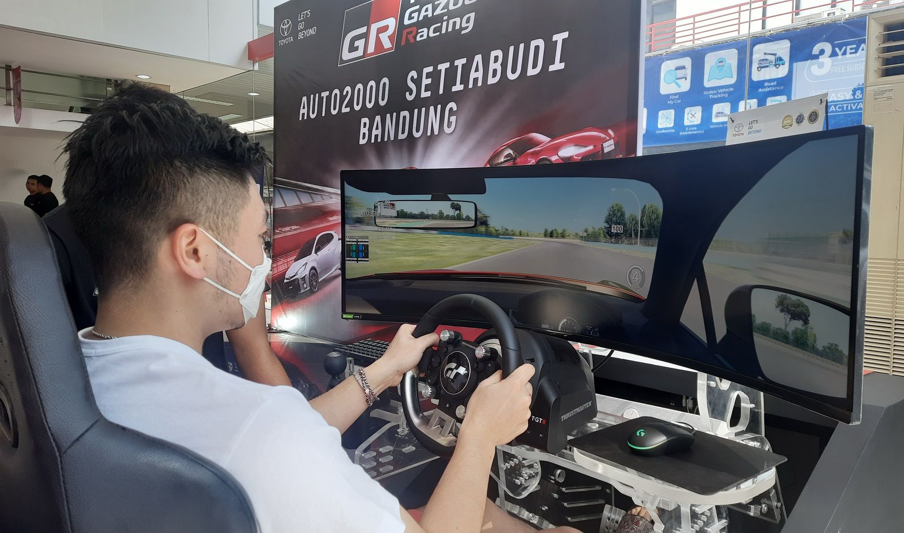 Fasilitas simulator balap di GR Zone Auto2000 Setiabudi Bandung./  