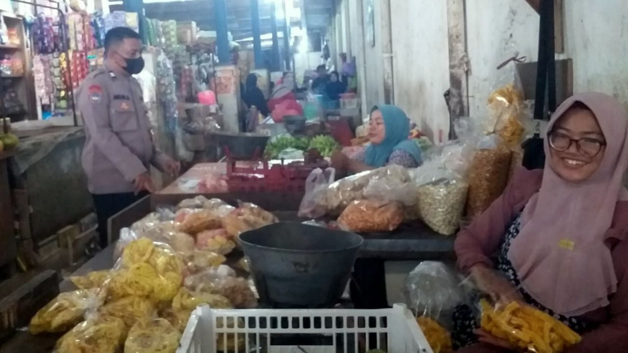  Jelang Natal dan Tahun Baru, Polres Tegal Kota melakukan pemantauan harga bahan pokok di sejumlah pasar modern dan tradisional maupun pertokoan di wilayah Kota Tegal