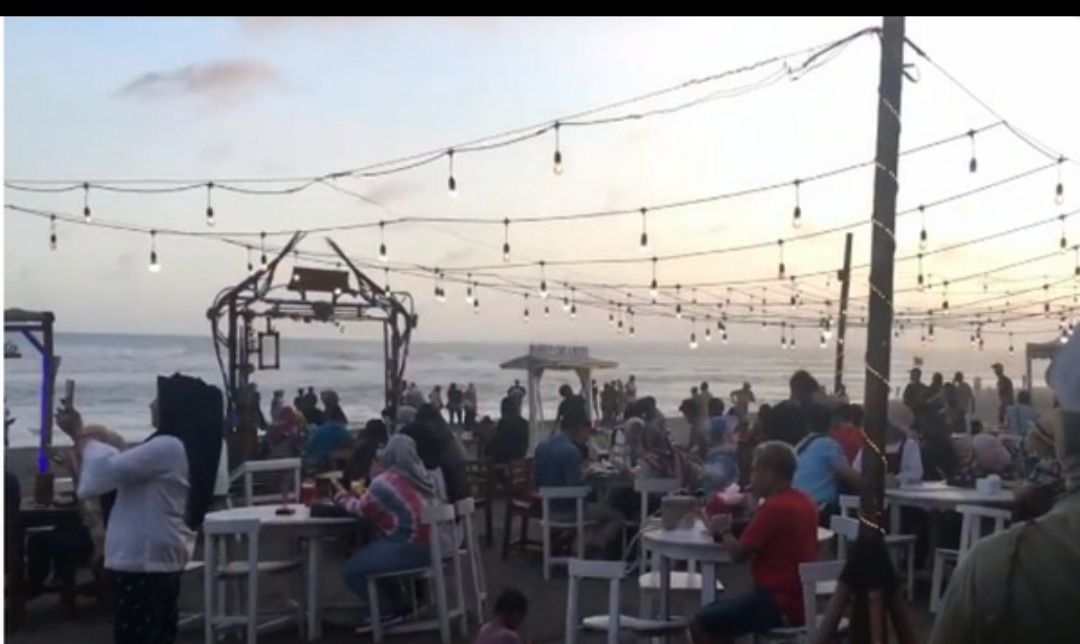 Suasana wisata kuliner di Bamboo Beach Bar dan Cafe Pangandaran./Youtube Yudi Baretto