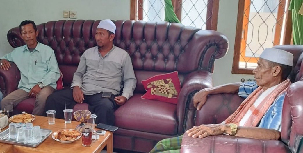 Kiri ke kanan: Kepala Dusun Menjaga Muhammad Tohir, tokoh agama Menjaga Haji Safrin, dan Tua Golo Menjaga Haji Syafrudin. 
