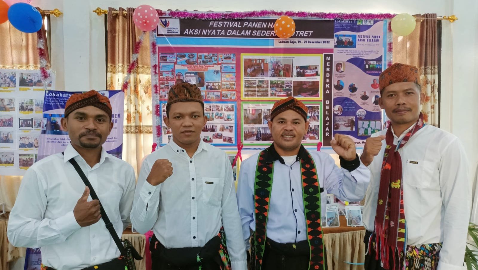 Calon guru penggerak dari SMP Negeri 3 Macang Pacar, Sefrianus Jemandu (dua dari kiri), di sela-sela Festival Panen Hasil Belajar Guru Penggerak. 