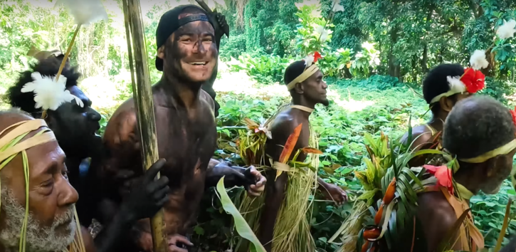 Brodie Moss bersama suku pribumi di Vanuatu.*  