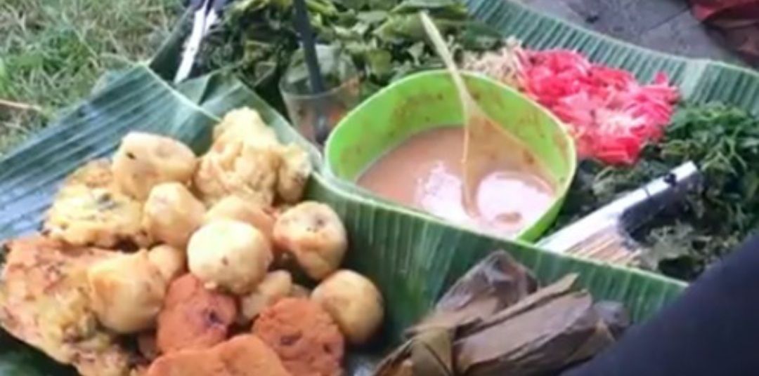 Pecel merupakan salah satu kuliner favorit di  Kabupaten Blitar, Jawa Timur.*