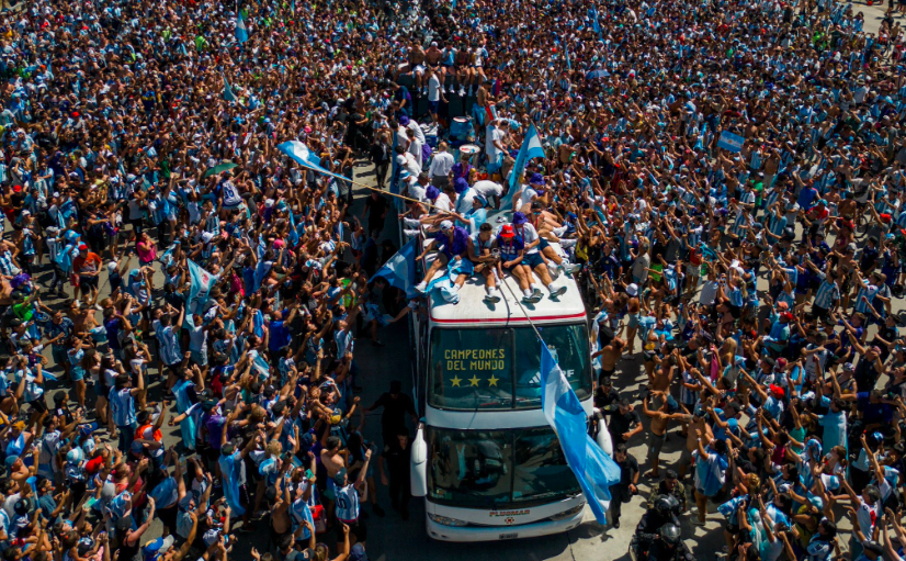 Jutaan massa telah memblokir bus Messi dkk. Parade dibatalkan dan mereka dievakuasi dengan helikopter