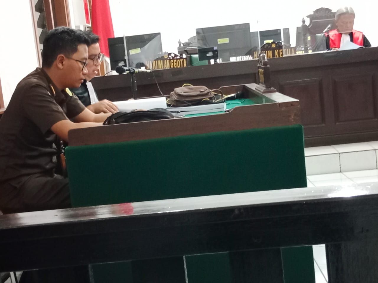 Jaksa membacakan tuntutan dua terdakwa kasus korupsi peningkatan Jalan Keboncau-Kudangwangi Sumedang