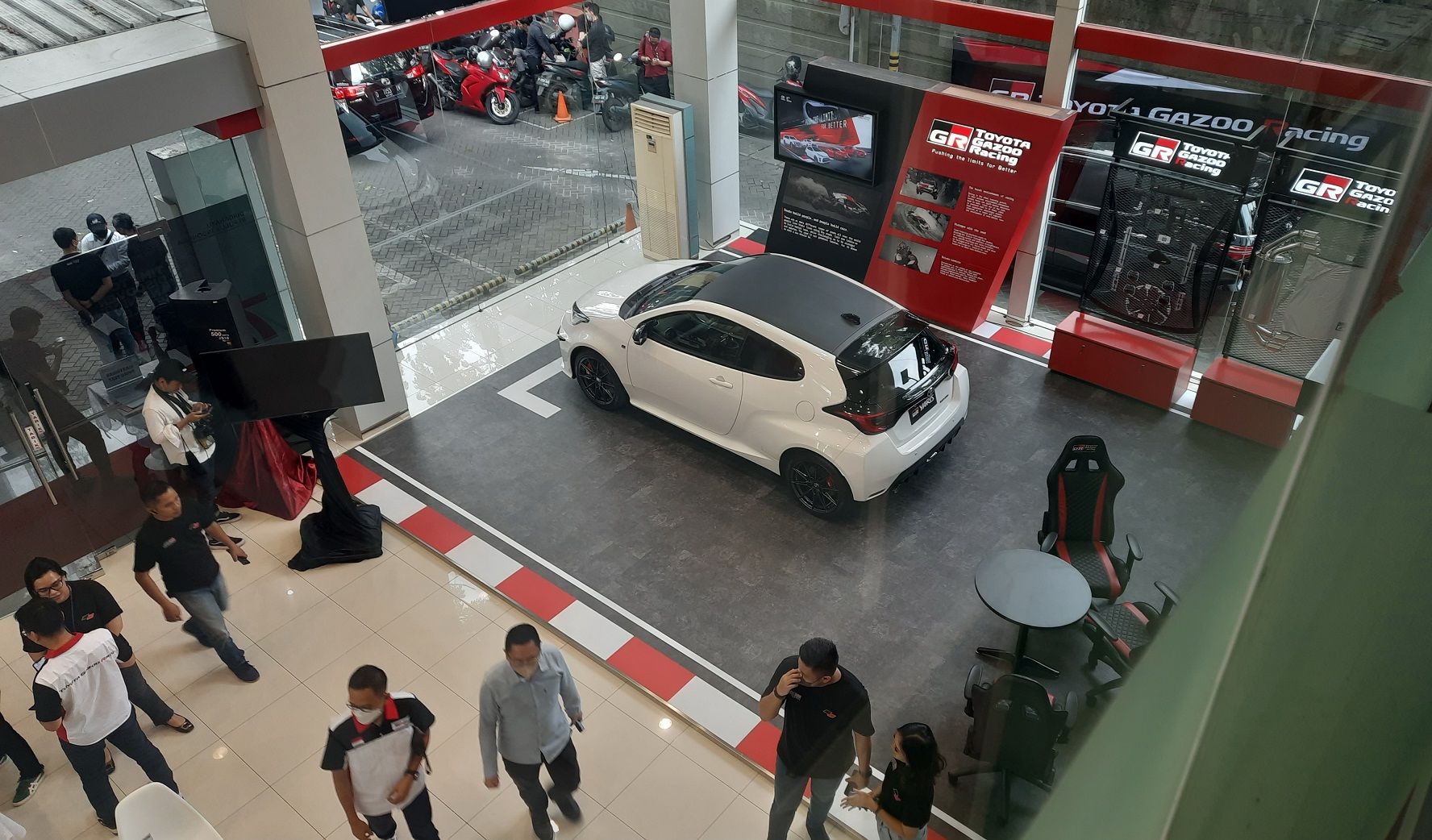 GR Yaris di lobi utama GR Zone Auto2000 Setiabudi Bandung, Rabu 21 Desember 2022./  