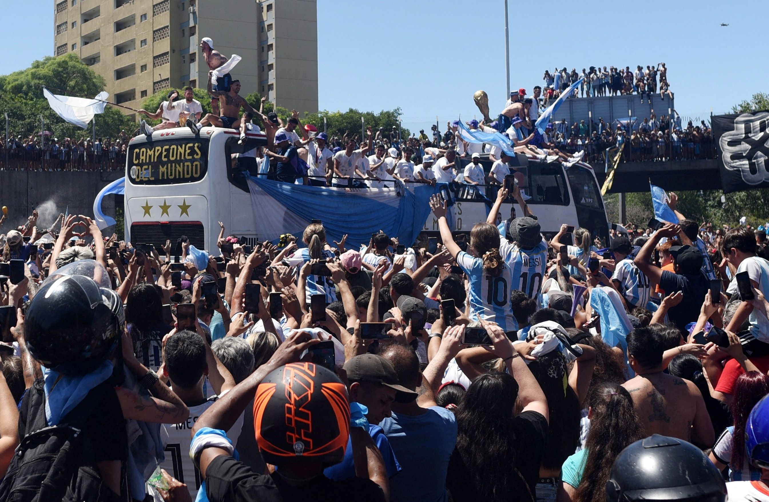 Suasana di Buenos Aires saat Argentina menghadiri pawai juara Piala Dunia 2022.