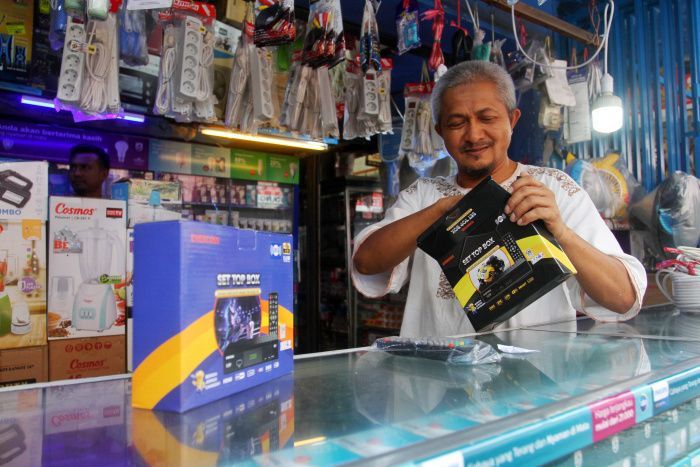 Pedagang memperlihatkan perangkat Set Top Box (STB) TV Digital di Pasar Raya Padang, Sumatera Barat, beberapa waktu lalu.