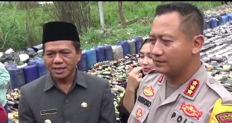 Bupati Bandung Dadang Supriatna dan Kapolresta Bandung Kombes Pol Kusworo Wibowo sebelum memusnahkan puluhan ribu botol miras, sabu dan ganja pada Kamis, 22 Desember 2022.