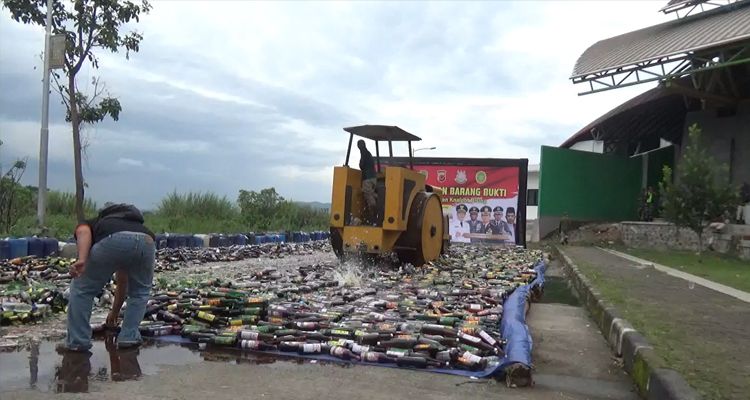23 ribu botol miras dimusnahkan Polisi di Sorea Kabupaten Bandung, Kamis 22 Desember 2022.