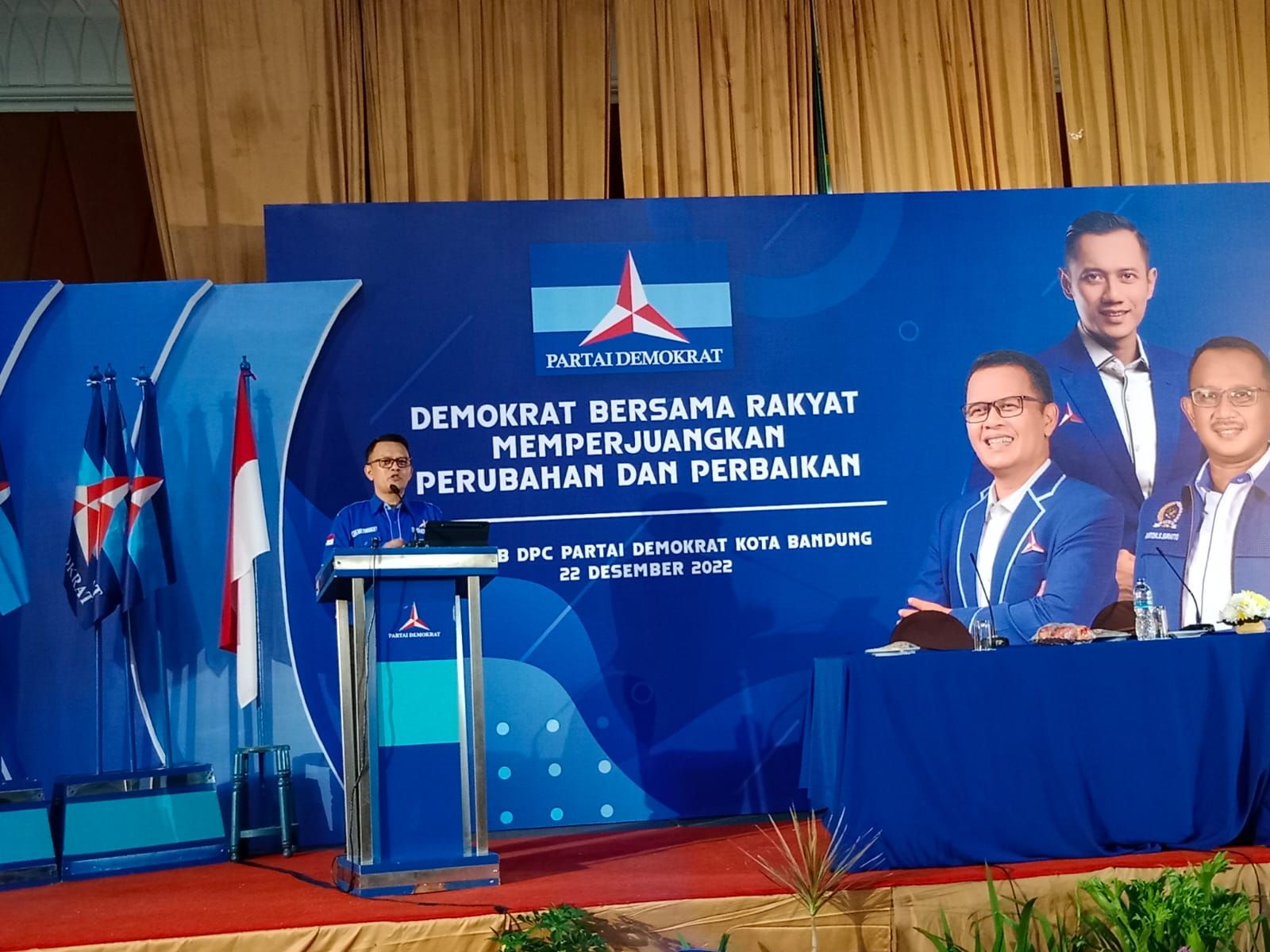 Ketua DPC Demokrat Kota Bandung Aan Andi Purnama berpidato saat pembukaan Rapimcab Demokrat Kota Bandung di Grand Pasundan