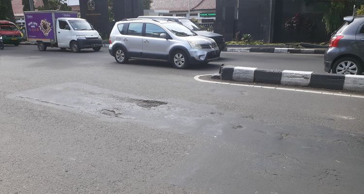 Jalan berlubang di Jalan Gatot Subroto Kota Bandung dekat gerbang Seskoad, Kamis 22 Desember 2022.