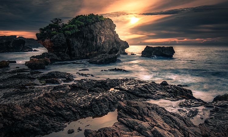 Pantai Jungwok yang terletak di Desa Jepitu, Kecamatan Girisubo, Kabupaten Gunungkidul.