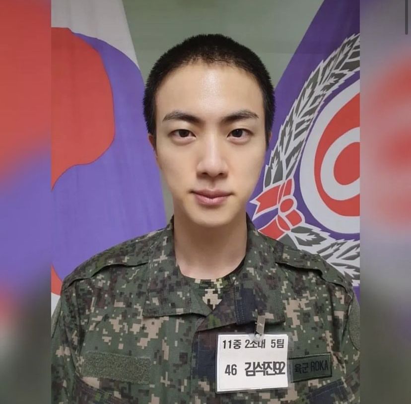 Potret terbaru Jin BTS pakai baju tentara saat jalani wamil