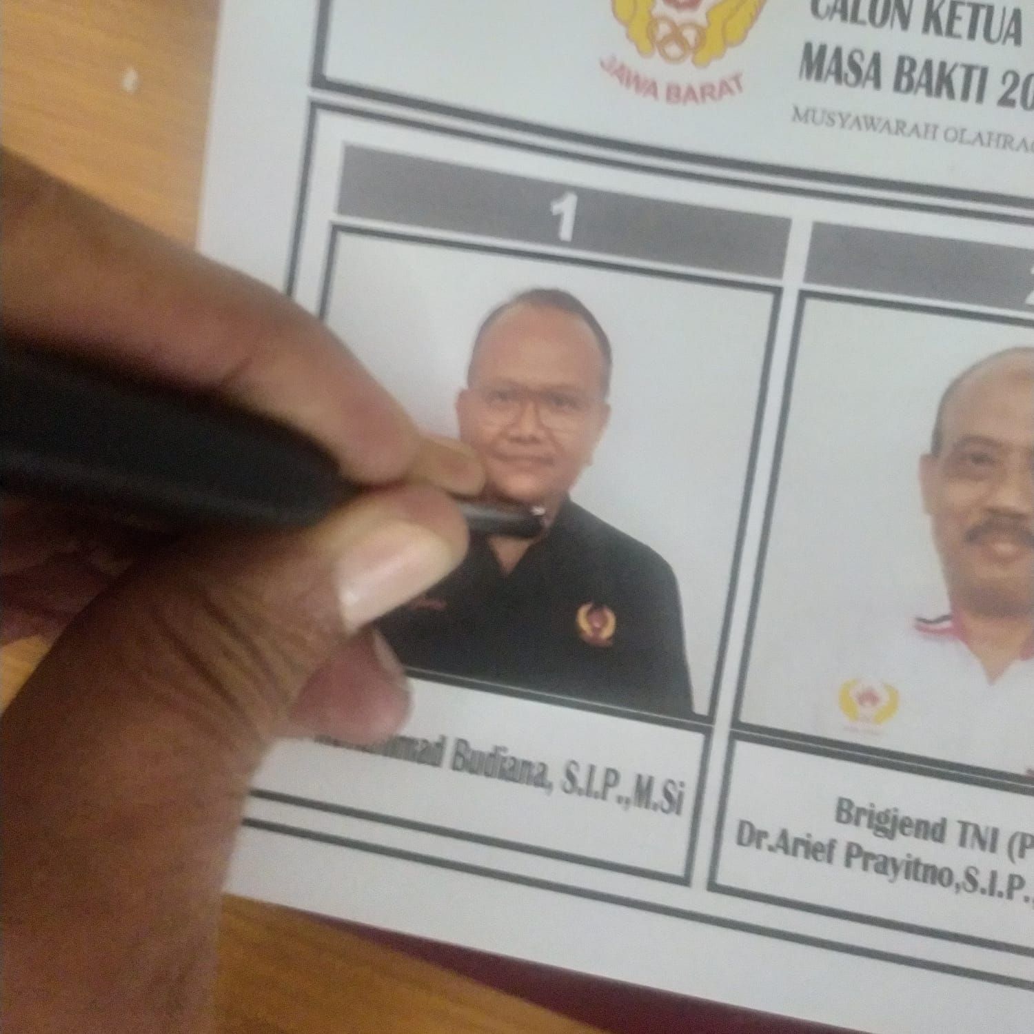 Momen pencoblosan kartu suara untuk kemenangan M Budiana yang diberikan Abu Bakar Supriyono agar KONI Jabar ke depan lebih baik.