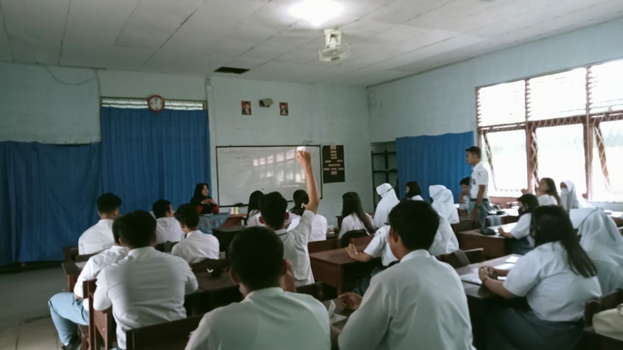 Mahasiswa PLP-2 IKIP PGRI Pontianak sedang praktek mengajar di dalam kelas di SMA N 3 Sintang