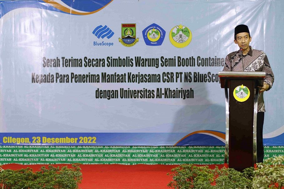 Rektor Universitas Al-Khairiyah Dr Rafiudin Msi memberikan sambutan dalam acara serah terima booth semi container kepada UMKM penerima manfaat pada Jumat (23/12/2022) di Universitas Al-Khairiyah, Cilegon.  Foto: NS BlueScope Indonesia