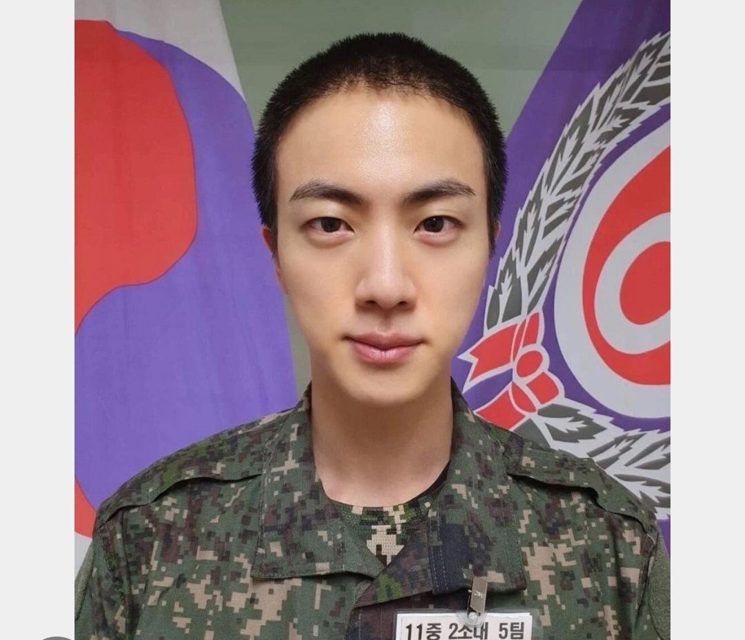 Foto Jin BTS di kamp militer. 