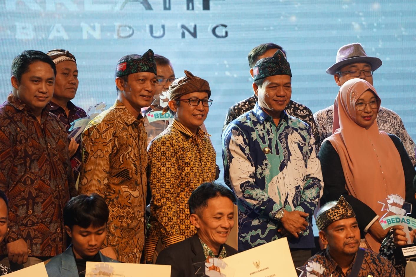 Bupati Bandung Dadang Supriatna foto bersama penerima Anugerah Pariwisata, Budaya, dan Ekonomi Kreatif 2022 di Gedung Budaya Soreang Kabupaten Bandung, Kamis 22 Desember 2022 malam.