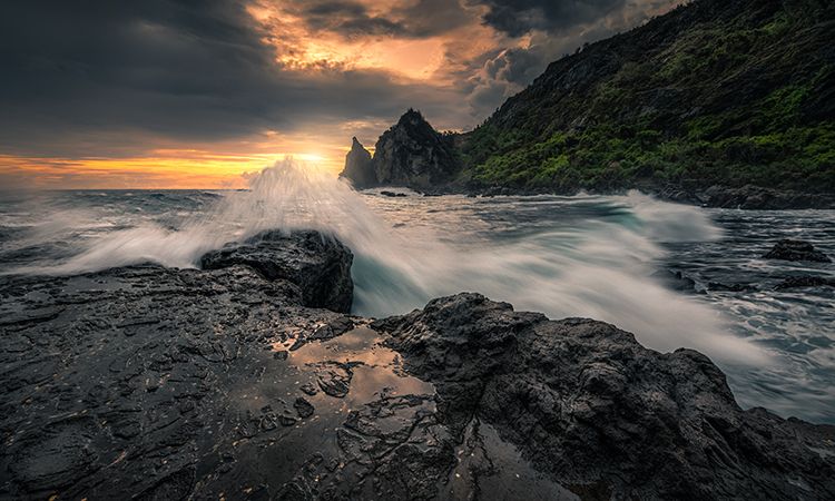 Pantai Watu Lumbung yang terletak di Desa Balong, Kecamatan Girisubo, Kabupaten Gunungkidul.