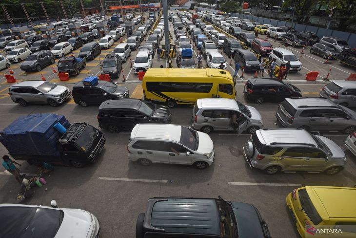 Ratusan kendaraan yang akan menyeberang ke Pulau Sumatera antre di Pelabuhan Merak, Banten, Jumat (23/12/2022).