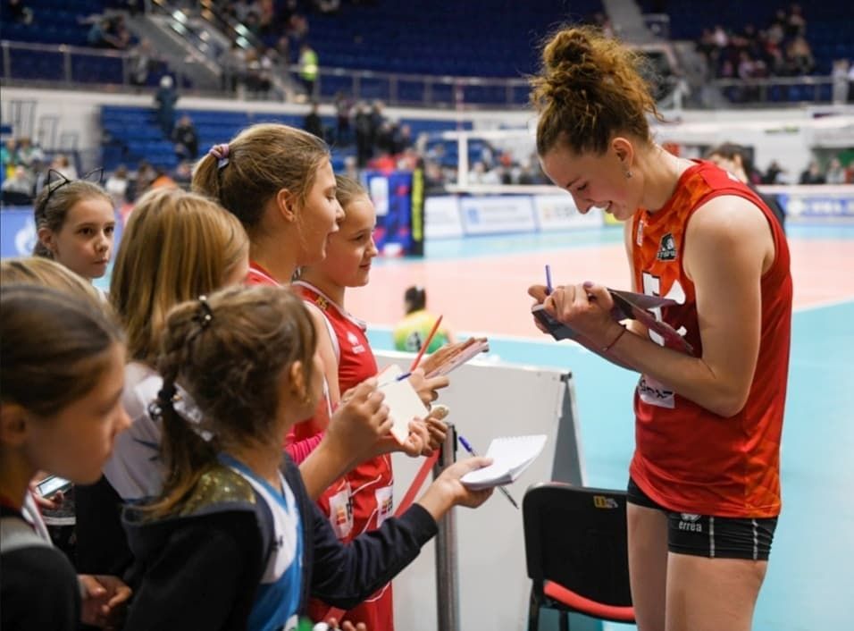 Momen Bogdana Anosova memberikan tanda tangan untuk fans-nya