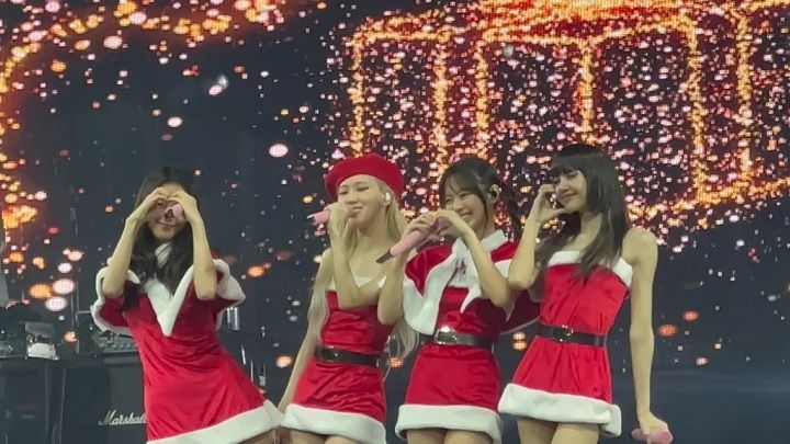 Bawakan Lagu Last Christmas, BLACKPINK Rayakan Natal lebih Awal dengan Gaun Santa yang Lucu