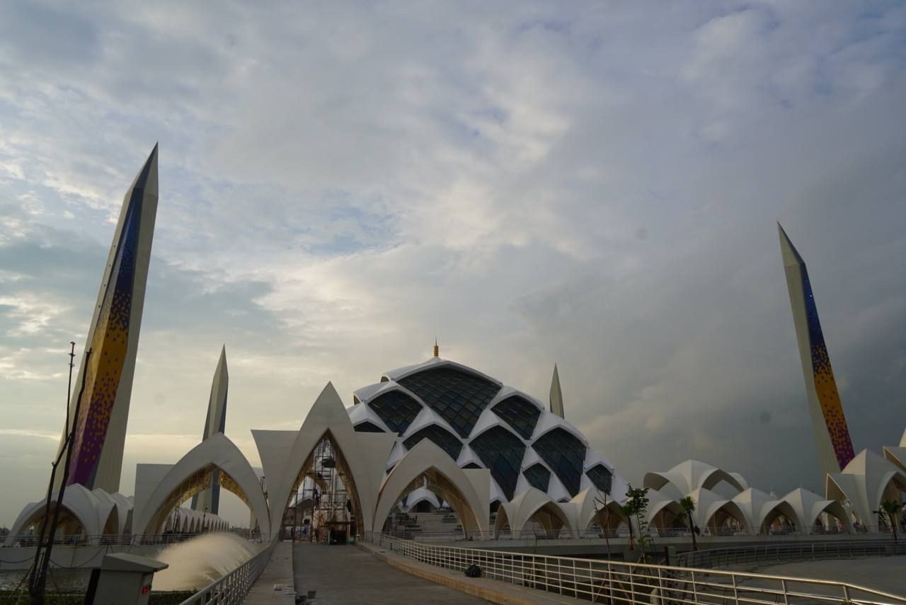 Foto-foto Masjid Al Jabbar Di Bandung, Cantiknya Nirmana Di Dalam Dan ...