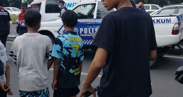 Warga melihat petugas melakukan penanganan kecelakaan di Jalan Soekarno Hatta Kota Bandung Sabtu 24 Desember 2022 siang.