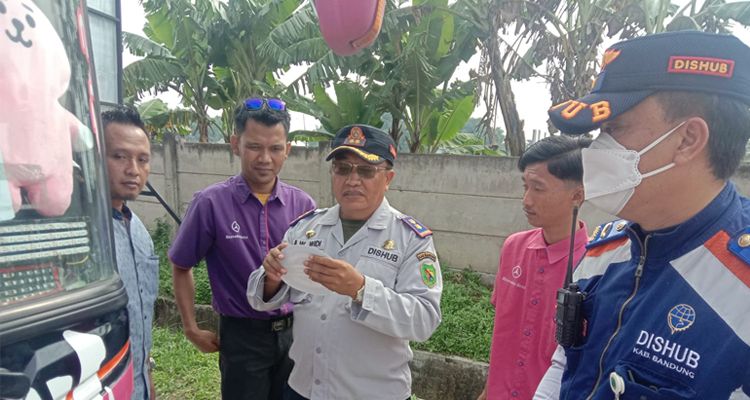 Kabid Sarana dan Prasarana Dishub Kabupaten Bandung Agus Wahyu Widi dalam kegiatan ramp check di Exit Tol Soreang Kabupaten Bandung, Sabtu 24 Desember 2022.