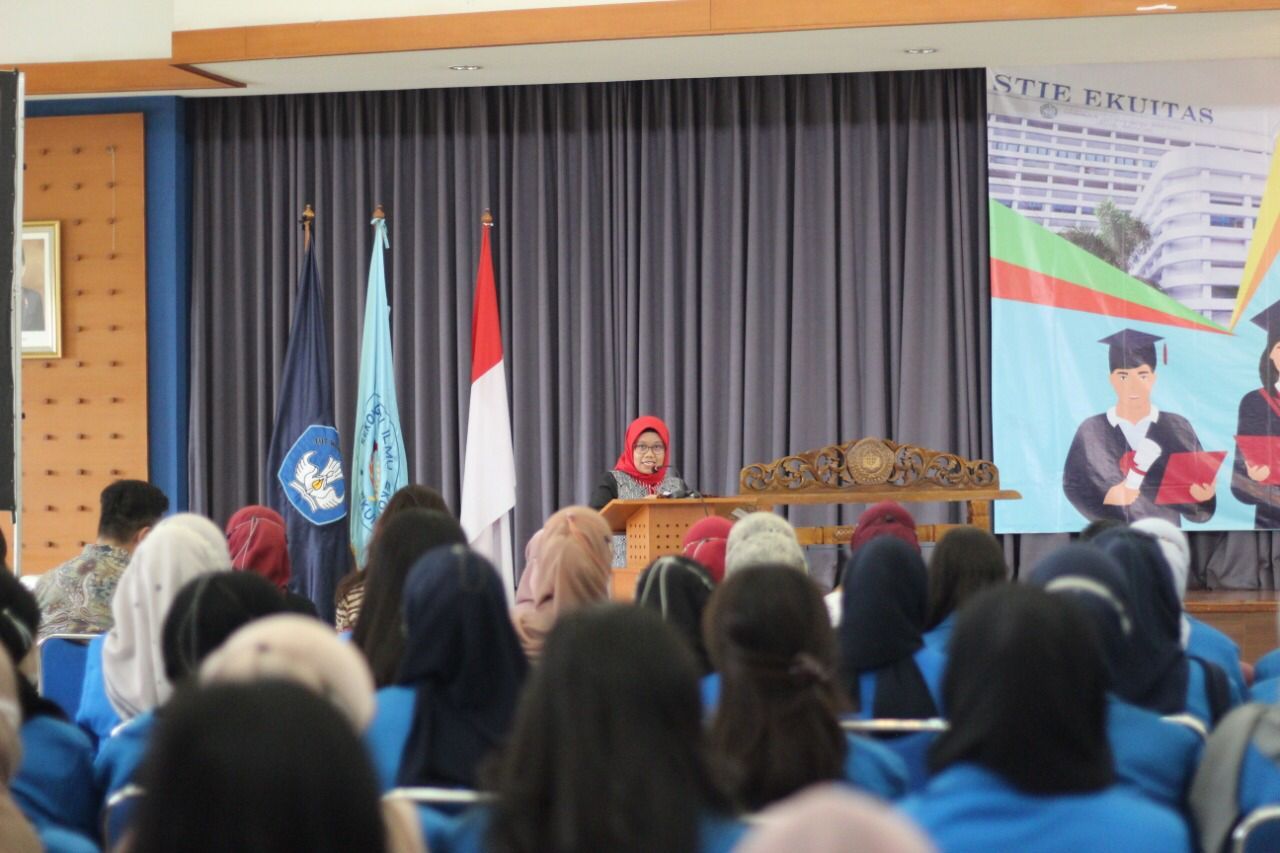 Kepala Bagian Kemahasiswaan yang juga Ketua Tim Pengelola Beasiswa STIE Ekuitas, Nur Asiah SE MM memberikan sambutan saat penyerahan beasiswa secara simbolis kepada mahasiswa.