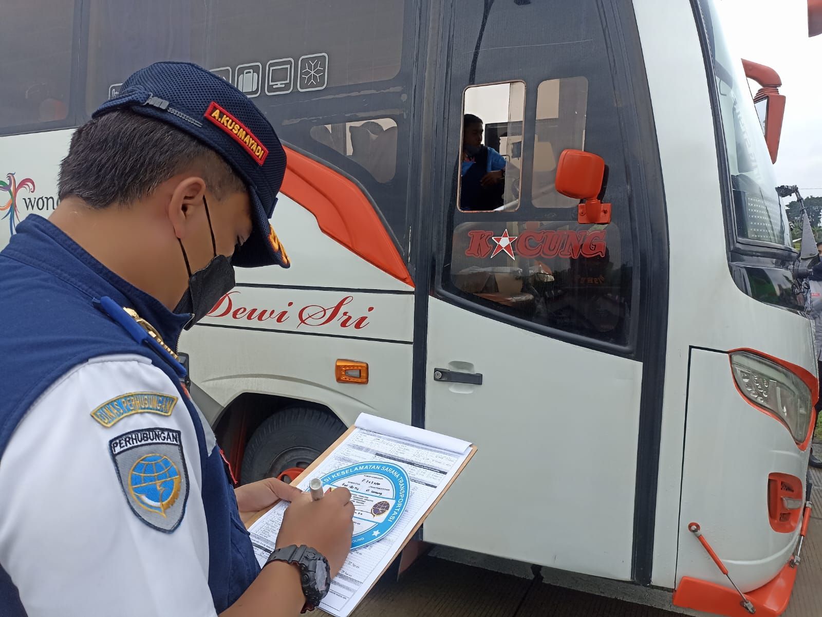 Kadishub Jabar A Koswara mengecek kendaraan bus pariwisata dalam gelar Ramp Check di GT Soreang, Kabupaten Bandung, Minggu 25 Desember 2022.