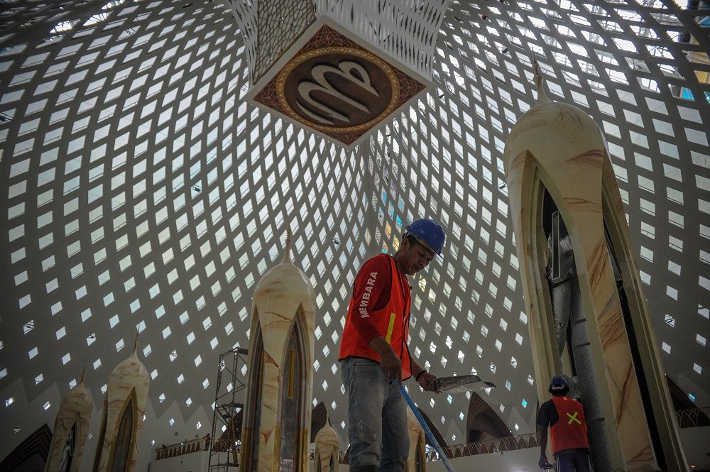 Nirmana di langit-langit Masjid Al Jabbar didesain dengan kaca yang diatur sedemikian rupa sehingga membuat bagian dalam gedung mendapat banyak pencahayaan alami sehingga lebih menghemat listrik.