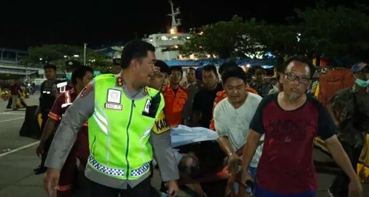 Personel Ditpolairud gerak cepat lakukan olah TKP Laka laut saat sebuah mobil jatuh sekitar pukul 22.00 WIB di Dermaga 2 Pelabuhan Merak Jumat, 23 Desember 2022