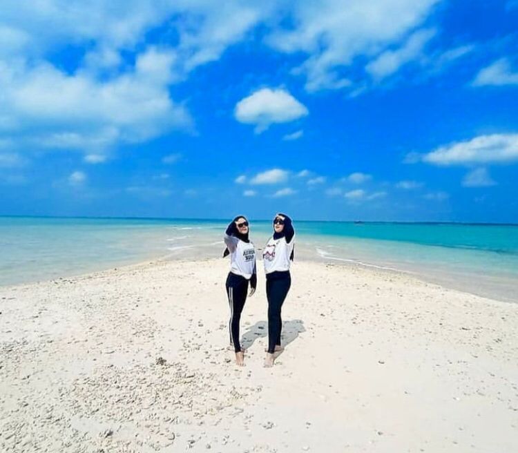 Potret wisatawan sedang menikmati pesona keindahan Pulau Liwungan/ Tangkap Layar / Instagram @winandaafrida25