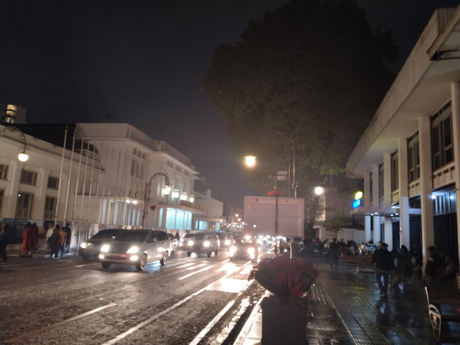 Kawasan Jalan Asia Afrika Kota Bandung pada malam hari diguyur hujan